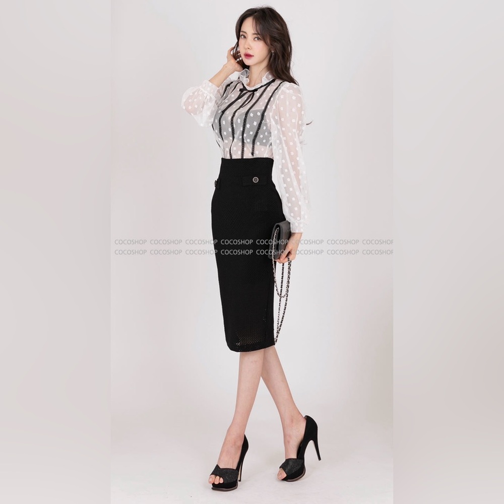 🦊❤️New Sexy  camillia fliwers  White Blouse with Black Stripes